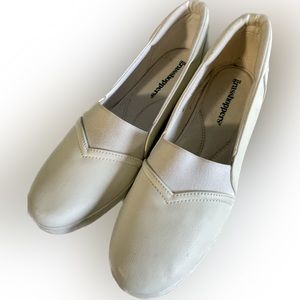 Size‎ 8.5 medium Woman’s White Grasshoppers Loafers